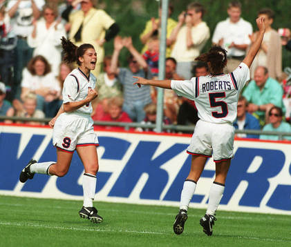 Mia Hamm och Roberts, USA jublar