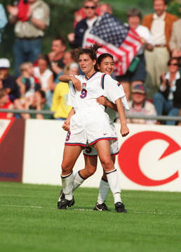 Mia Hamm och Roberts, USA jublar