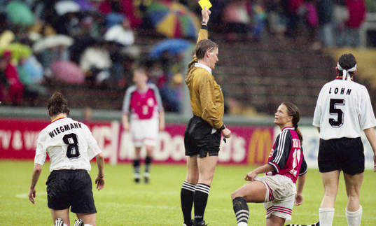 Ingrid Jonsson, domare varnar. Varning, gult kort