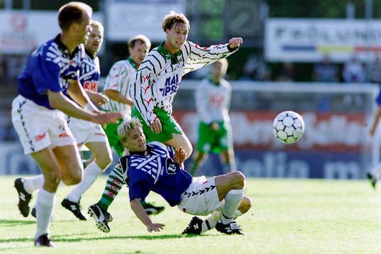 Niklas Skoog, Frölunda i kamp om bollen