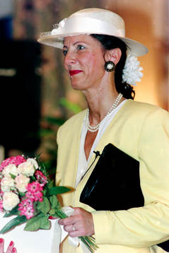 Eva Klang som drottning Silvia på scenen