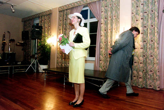 Eva Klang som drottning Silvia på scenen och Bertil