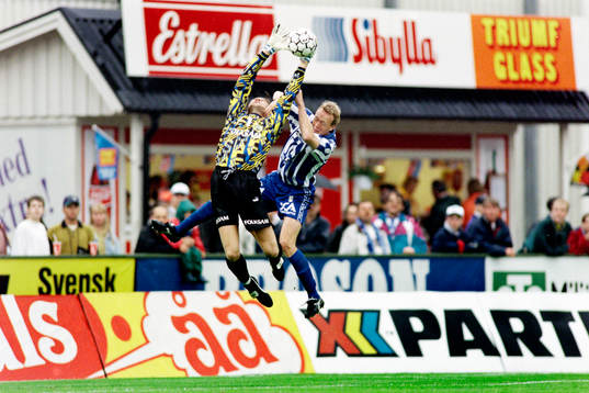 Per Fahlström. målvakt i Hammarby greppar bollen framför