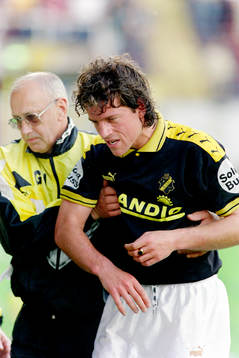 Dick Lidman, AIK skadad och får hjälp