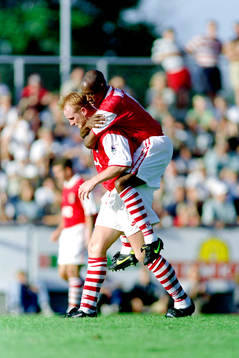 John Hartson och Ian Wright, Arsenal jublar
