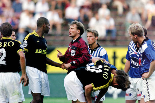 Anders Frisk, domare pratar med Pascal Simpson, AIK