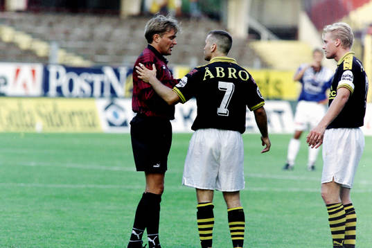 Anders Frisk, domare pratar med Michael Borgqvist, AIK