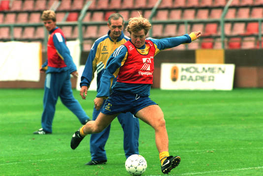 Tomas Brolin skjuter