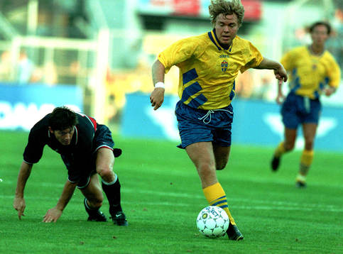 Tomas Brolin dribblar