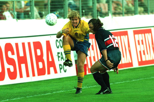 Tomas Brolin slår en passning