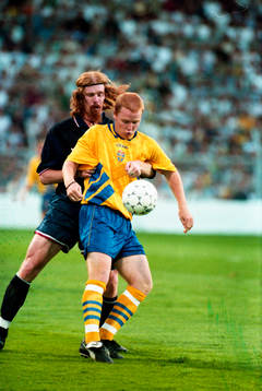 Jörgen Pettersson uppvaktas av Alexi Lalas, USA