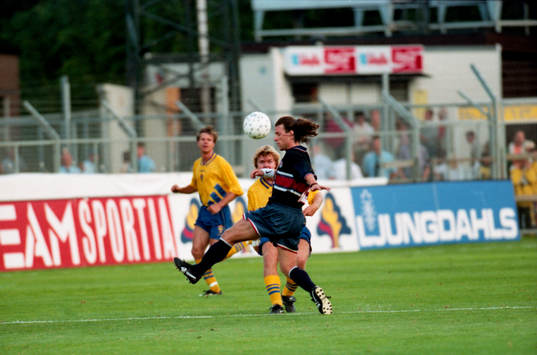 Tomas Brolin i kamp om bollen