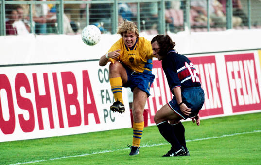 Tomas Brolin i kamp om bollen