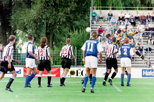 Mats Svensson, målvakt i Landskrona kan inte stoppa Peter