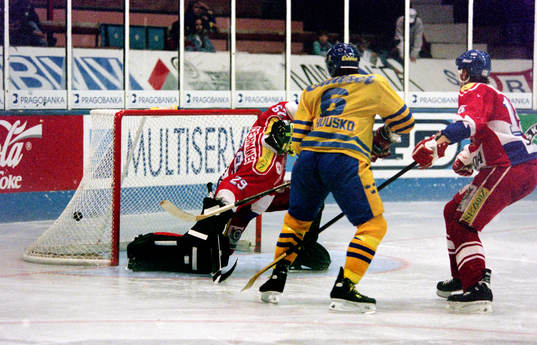Anders Huusko, Sverige framför tjeckernas målvakt Roman