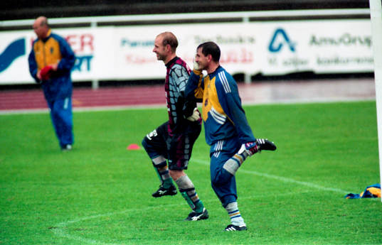 Målvakterna Thomas Ravelli och Jonnie Fedel värmer upp