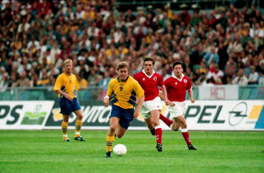 Tomas Brolin med bollen