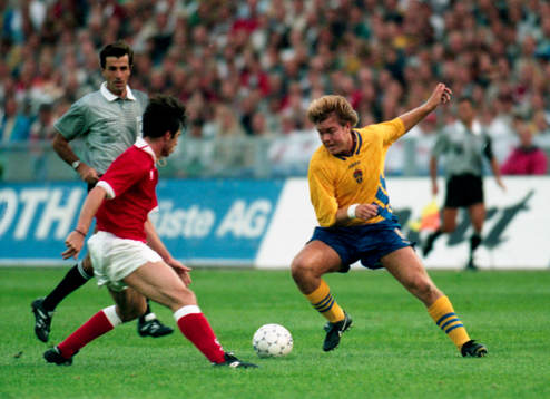 Tomas Brolin med bollen