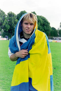 Mattias Jonsson, Örebro med en svensk flagga