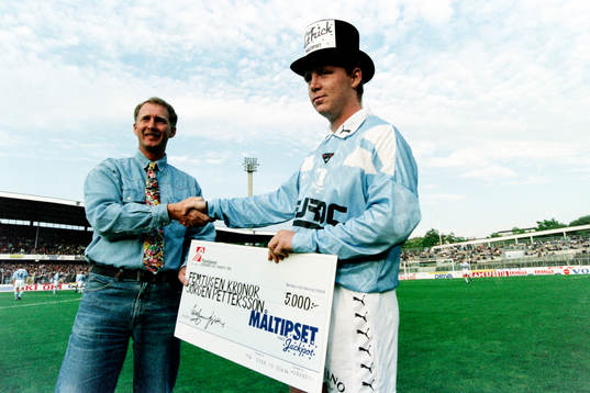 Jörgen Pettersson, Malmö, Mr Hattrick får en check av