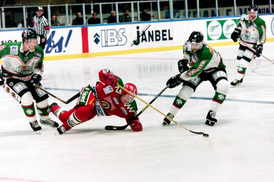Lars-Göran Wiklander, Västra Frölunda i kamp om pucken