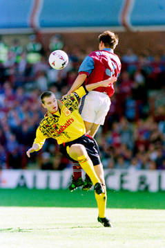 Colin Cooper, Nottingham i en duell med Savo Milosevic,
