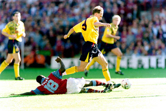 Dwight Yorke, Aston Villa glidtacklar Lars Bohinen,