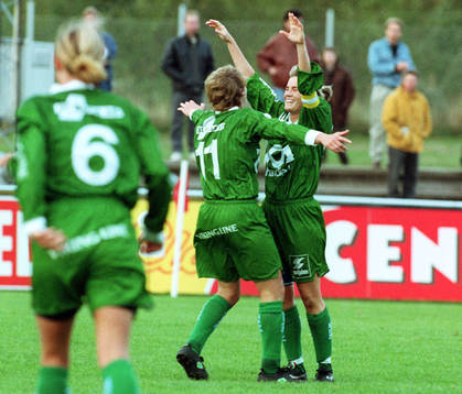 Pia Sundhage och  Lilie Persson, Hammarby, jublar