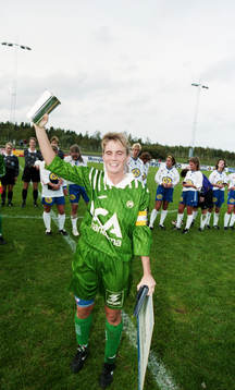 Matchvinnaren Lilie Persson med pokal och prischeck