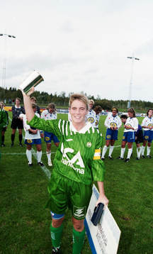 Matchvinnaren Lilie Persson med pokal och prischeck