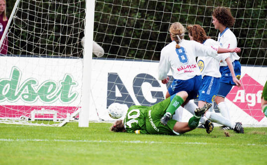 Matchvinnaren Lilie Persson nickar in 1-0
