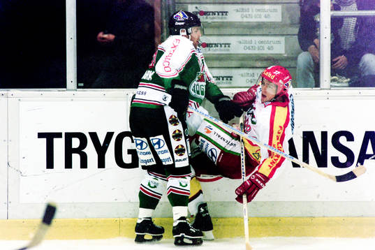 Peter Lundmark stoppar Hans Jonsson, Modo
