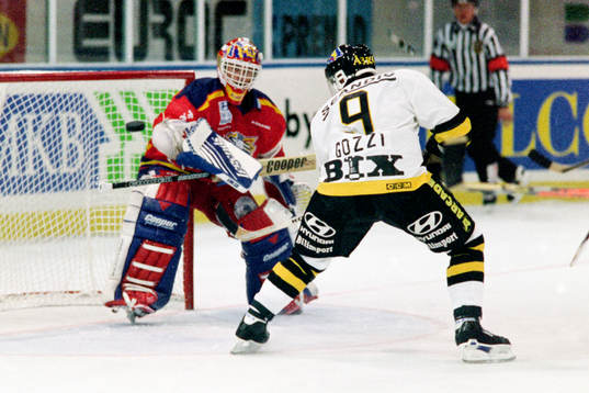 Anders Gozzi, AIK framför malmös målvakt Roger Nordström