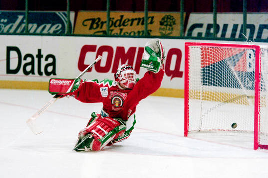 Pucken i mål bakom Håkan Algotsson, målvakt, Västra
