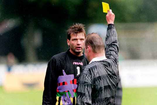 Ryszard Jankowski, målvakt, Trelleborg får en varning av