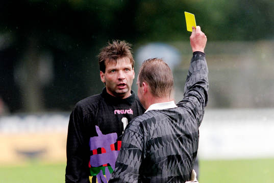 Ryszard Jankowski, målvakt, Trelleborg får en varning av