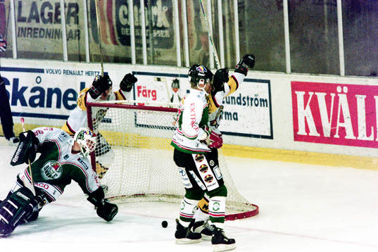 Pucken i mål bakom Magnus Swärdh, målvakt i Rögle och
