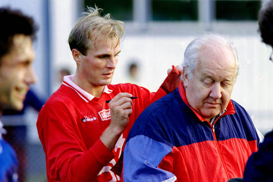 Peter Wibrån, Öster skriver autografer