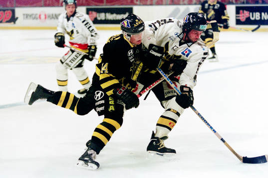 Erik Hämäläinen, AIK i kamp om pucken