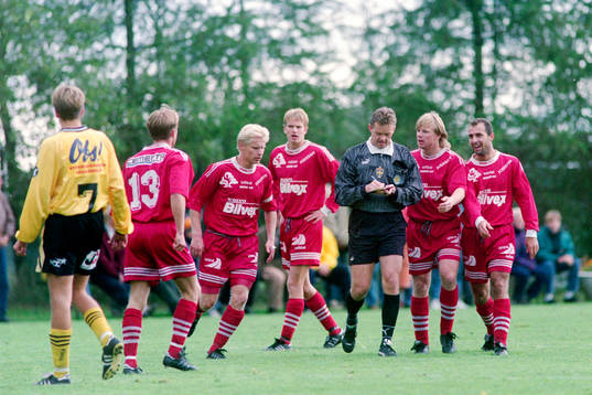 Domaren i diskussion med skövdespelare