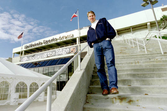 Peter Forsberg utanför McNichols Sports Arena