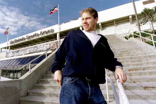 Peter Forsberg utanför McNichols Sports Arena