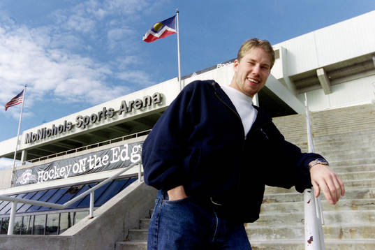 Peter Forsberg utanför McNichols Sports Arena