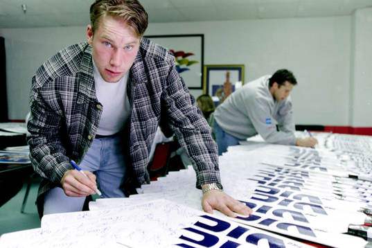 Peter Forsberg skriver autografer