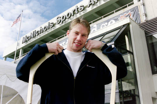 Peter Forsberg utanför McNichols Sports Arena