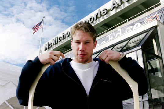 Peter Forsberg utanför McNichols Sports Arena