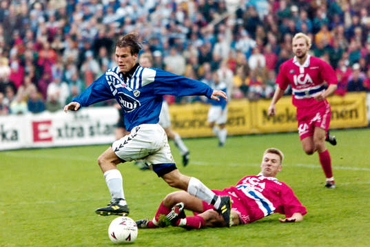 Halmstads Fredrik Ljungberg tar sig förbi göteborgs