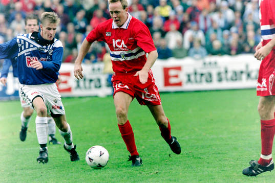 Stefan Lindqvist, Göteborg med bollen uppvaktas av