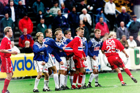 Halmstads Tommy Andersson ställer upp frisparksmuren och