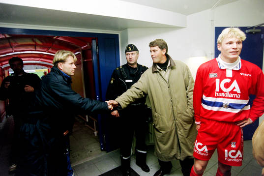 Mats Jingblad, tränare i Halmstad hälsar på göteborgs